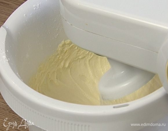 Сахарную пудру и 200 г сливочного масла взбить миксером.