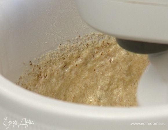 Продолжая взбивать, добавить измельченный миндаль, цедру и сок лимона, 5 ст. ложек кедровых орехов.