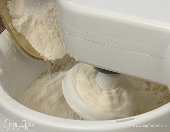 Всыпать муку и хорошенько вымешать.