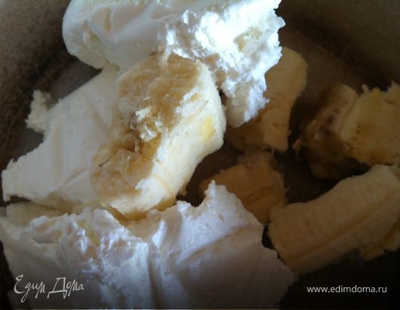 Творог и банан я толкушкой для пюре размяла до однородной массы. Не знаю почему, но я пробовала неоднократно делать то же самое в блендере – получается отвратительно, как в прочем и с картофельным пюре! Так что я в этом плане действую по старинке. Добавила сахар и ванильный сахар, муку – ну тут уже все сами знают, как кому вкуснее сырники делать.