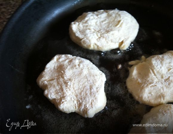Налепила сырники, обваляла их в муке и на разогретую сковородку с подсолнечным маслом. Обжарили с двух сторон и подаем. Я обожаю сырники со сметаной и абрикосовым вареньем! Но тут я должна сказать, что никакого абрикосового варенья не нужно! Я выцыганила у мужа мааааленький кусочек, чтоб хоть знать, чем хвастаюсь то перед почтеннейшей публикой, правда еще в процессе приготовления попробовала в сыром виде тоже) Корче говоря – такая нежнейшая получилась вкуснятина, с тончайшим привкусом ванили и банана! Даже сынку кусочек крохотный на пробу отложила – все таки это же его банан был) Приятного аппетита!