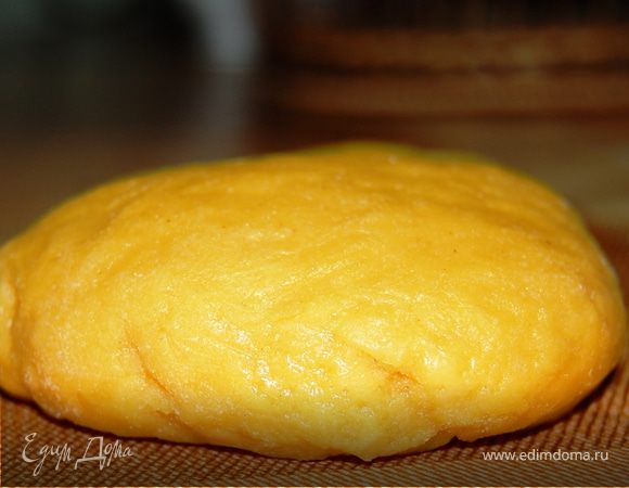 Слегка взбейте яйца с солью. Добавьте муку и замесите крутое тесто. Можно вручную или используете машинку. Количество муки не пишу, так как все зависит от качества муки и размера яиц.