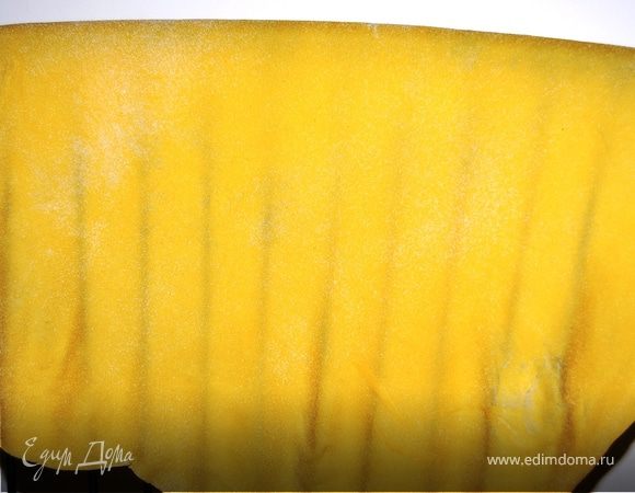 Дайте тесту отдохнуть под полотенцем. Разделите его на  4 части. 3 части накройте полотенцем. Одну часть тонко раскатайте и повесьте сушить в месте без сквозняков. Я сушу на спинке стула минут 15–30, периодически переворачивая. Главное — не пересушить лапшу.