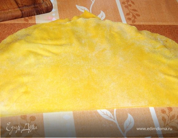 Далее разделите круг теста на две части, уложите друг на друга.