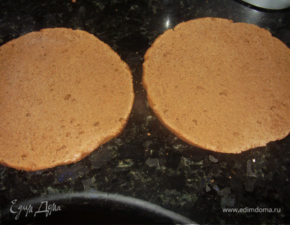 Вылить тесто в смазанную маслом форму и выпекать до готовности 40 минут при температуре 200 градусов.Готовый корж остудиить и разрезать широким ножом вдоль на две равные части.