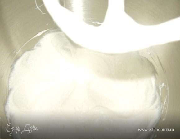 Взбить сливки и сахарную пудру в густую пену.