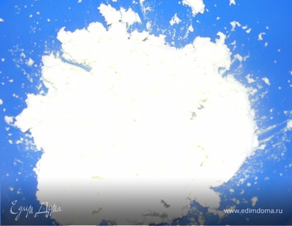 Творог взбить блендером.Аккуратно подмешать взбитые сливки.к творогу,остывший желатин.




 


