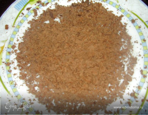 Шоколад натереть на крупной терке.