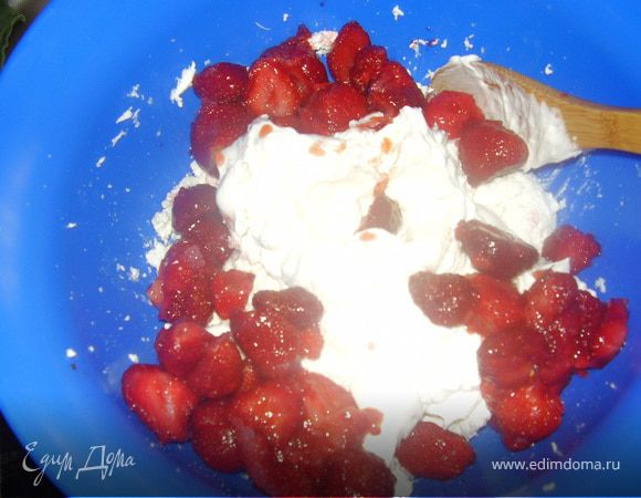 Клубнику в идеале было бы положить свежую,чтоб она в твороге сохранила форму.Так как у меня была замороженная.я измельчила до желеобразного состояния блендером.