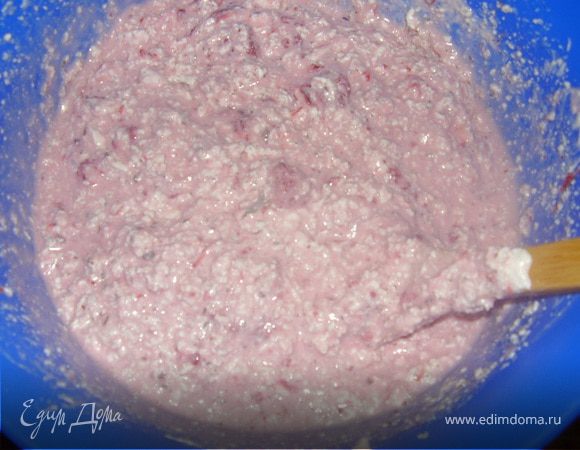 К творожной массе всыпать шоколад и влить клубнику,осторожно перемешать.(клубники немного оставить для пропитки коржей)