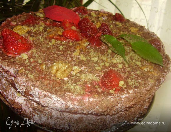 В ступке измельчить грецкий орех.Форму с бортиком выстлать фольгой и выложить туда  нижюю часть коржа.В оставшуюся клубнику добавить немного кипяченой водички,перемешать и смазать ней корж,сверху присыпать толченым грецким орехом и выложить половину творожной массы,щзатем снова выложить корж,пропитать клубничным соусом,присыпать орехои и выложить сотавшуюся творожную массу.