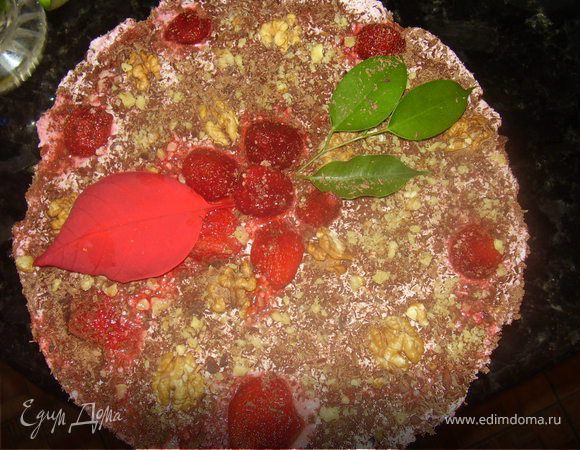 Сверху присыпать обильно грецким орехом и оставить на ночь в холодильнике.Утром снять бортик,бока тоже присыпать орехом,украсить клубникой.