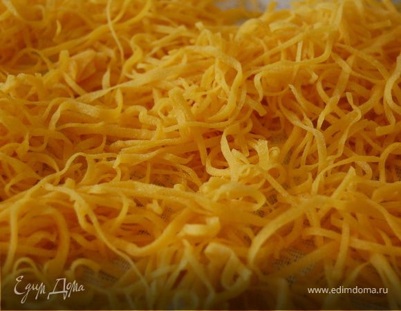 Если вы используете машинку, то манипуляции с просушиванием пропустите. Если хотите нарезать пасту, то нарезайте полосками. Если хотите хранить лапшу, то просушите нарезанную лапшу, разложив тонким слоем на чистой сухой поверхности, прикрыв сверху полотенцем. Избегайте сквозняка. Переложите в пакет и уберите в сухое темное место.Готовьте своим близким с душою и любовью!