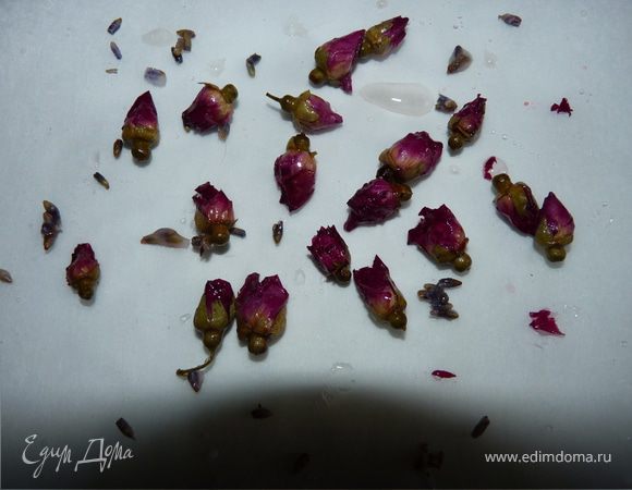 Лимонный сок и мёд по вкусу смешать с ягодами и настаивать 10 минут.
Сварить сироп. Вскипятить 4ст.ложки воды со 150г сахара и прогреть, пока он не растворится. Положить цветы в сироп и кипятить 20-30 секунд. Положить на бумажное полотенце высохнуть.