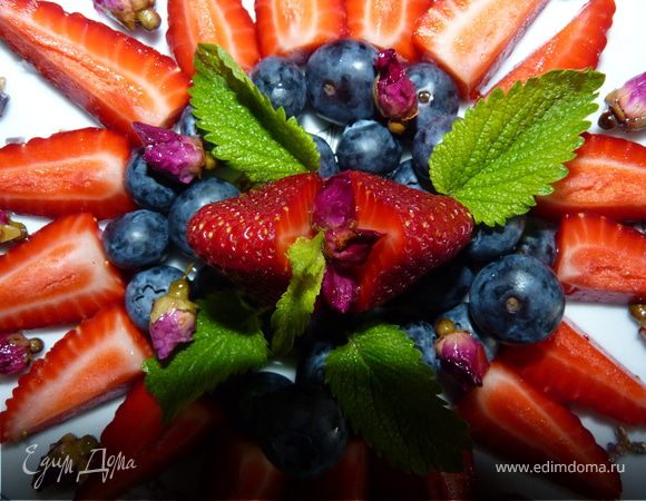 Выложить ягоды, украсить засахаренными цветочками и мелиссой.
Клубника очень хорошо сочетается с лепестками роз. Летом я варю немного клубничного варенья с лепестками роз. А лаванда хорошо подходит к голубике, но и с клубничкой тоже хорошо.