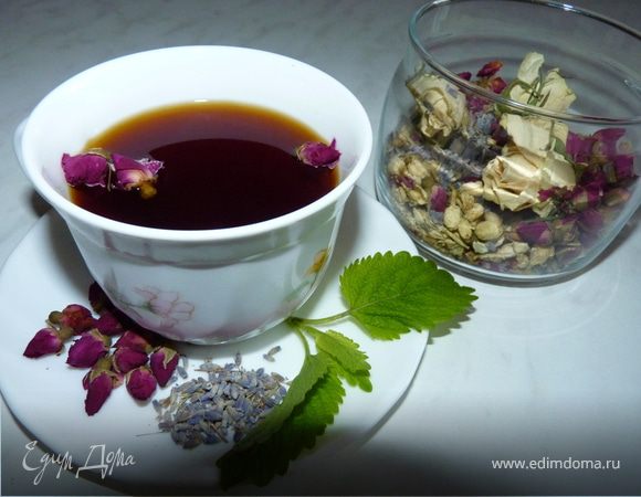 Заварить чай с бутончиками роз и лавандой, настоять, разлить по чашечкам.