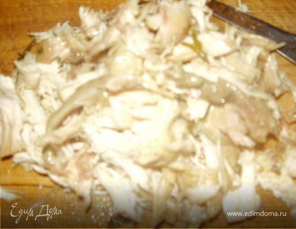 Куриное филе отварить и порвать руками на длинненькие кусочки.