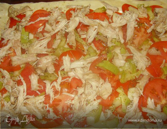 Выложить курицу ровным слоем на пирог.