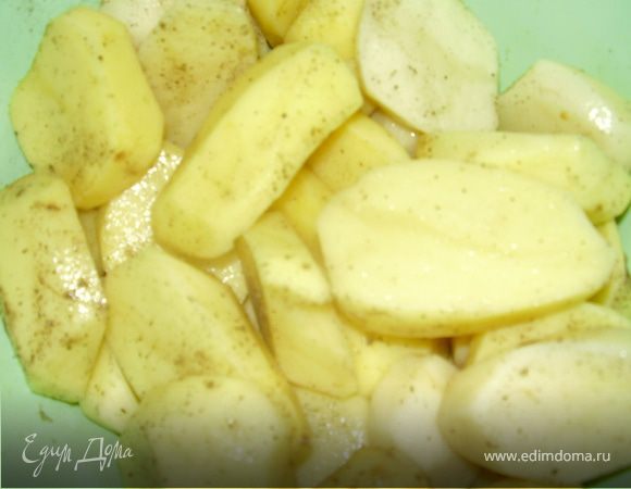 Картощку чистим и перерезаем пополам.Перчим,солим по вкусу.