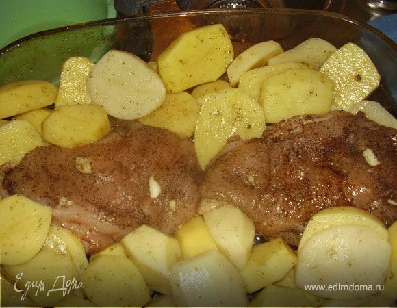 Берем жароупорную форму или лист .На середину выкладываем грудки,вокруг кладем кртофель.