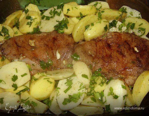 Сверху поливаем оливковым маслом,присыпаем сухим базиликом и эстрагоном и ставим в духовку,разогретую до 220 градусов,накрыв фольгой.Через 30 мин достаем из духовки,на курином филе делаем острым ножом надрезы в виде решетки и взбрызгиваем лимонным соком,зелень укропа и петрушки крупно рвем руками и посыпаем сверху картошку и курицу,снова ставим в духовку  не накрывая на 20 минут.
