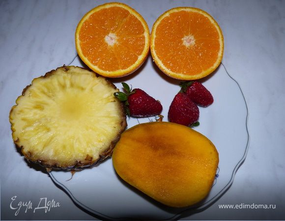 Выжать сок из апельсинов и ананаса. Манго и клубнику выложить в блендер, добавить сок апельсина и ананаса, взбить. Сахар по желанию.