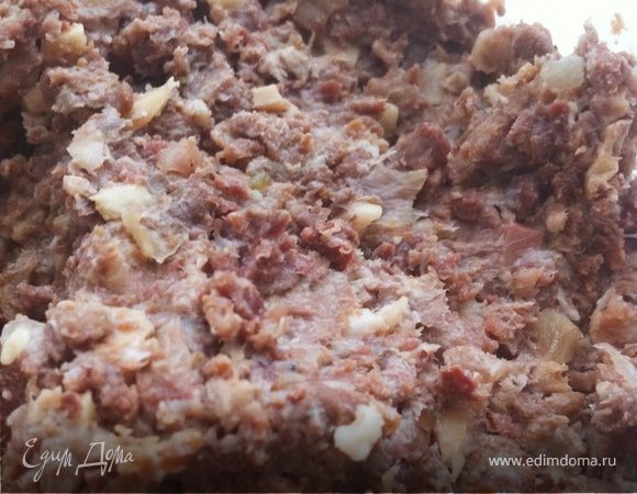 Замесить тесто, как указано в рецепте: http://www.edimdoma.ru/recipes/19952
Пока оно отдыхает займемся начинкой:
луковицы мелко нарезать и обжарить. Добавить фарш и обжаривать до готовности. Остудить.