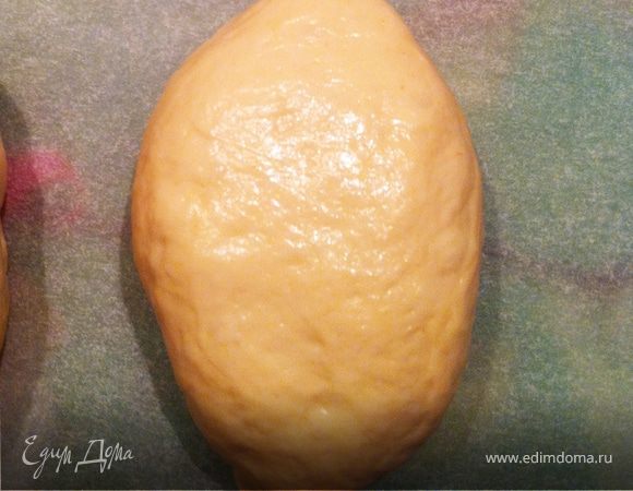 Духовку разогреть до 200С. Тесто немного подбить. Руки смазать растительным маслом, чтобы тесто не прилипало к ним. Разделить на шарики. Каждый шарик размять (или раскатать скалкой) и положить 1 столовую ложку мясной начинки. Скрепить края. Сформировать нужную форму: у меня продолговато-круглая:) 