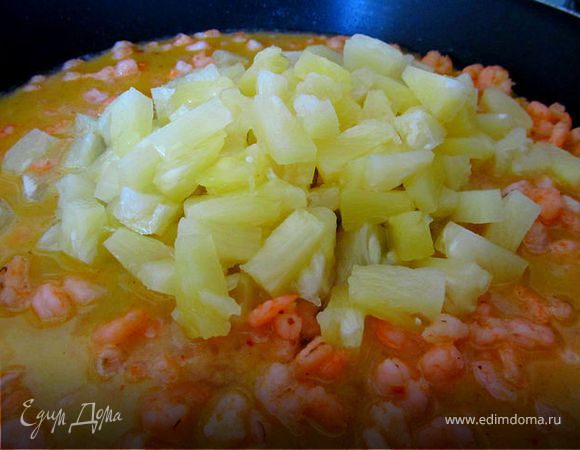 В пожаренные креветки выливаем содержимое банки с анансами (я беру уже готовые порезанные кусочками)Добавляем соевый соус, мед и аджику (аджику на вкус, если любите острые блюда то можно 1/2 чайной ложки, вкус не ипортится, всего лишь будет острее)Все перемешиваем и как только соус начнет закипать убавляем огонь на самый минимум.