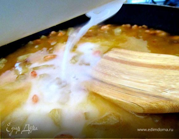 Разводим 2 ст. ложки крахмала в воде и медленно тонкой струйкой вливаем в сковороду и все перемешиваем около 1-2 мин. пока соус не начнет густеть. Опять же , ели вы любите густой очень, то кол-во крахмала увеличивайте,только не в коем случае не высыпайте его сразу в соус! Так же разводите или в воде или в соевом соусе.