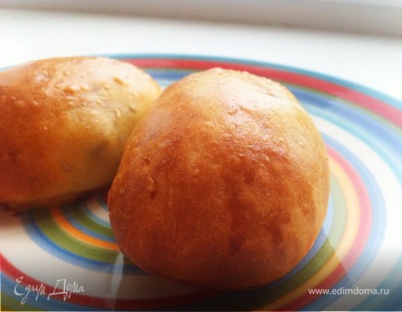 На застеленный бумагой для выпечки противень (у меня силиконовый коврик) расположить пирожки и смазать из при помощи кисточки слегка взбитым яйцом.
Отправить пирожки в духовку минут на 20 (до появления золотистой корочки).
Подавать в горячем или холодном виде. Перед этим успеть попробовать самой, а то после подачи на стол ничего не останется:) Уж очень вкусно! 