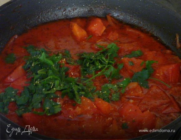В сковороде на оливковом масле протушить чеснок, лук, добавить помидоры, пасту, цедру, прправить и тушить 10 минут.
