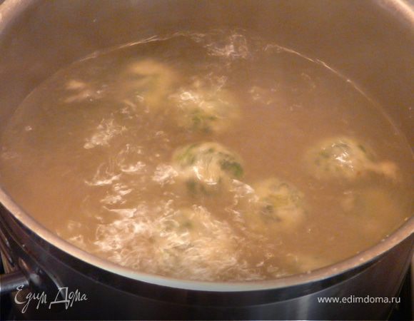 В большой кастрюле закипятить воду и сварить малфатти 2-3 мкинуты, пока не всплывут на поверхность.
Подавать с соусом