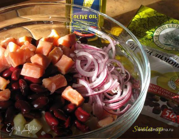Филе горбуши и картофель нарезать кубиками, добавить фасоль (жидкость слить), нарезанную полукольцами луковицу, сбрызнуть соком лимона, слегка присолить, поперчить, заправить оливковым маслом.