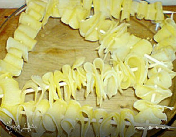 Картофель чистием, тоненько нарезаем кружочки, одеваем на деревянные шпажки