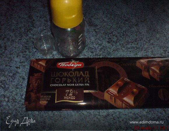 Кроме ингредиентов нам понадобится две ёмкости (одна для взбивания, вторая значительно больше первой, чтобы положить в неё достаточно льда, налить воды и поместить меньшую ёмкость), мерный стаканчик (для воды), миксер