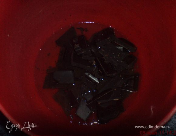 В меньшую ёмкость кладём поломанный шоколад, отмеряем воду, заливаем шоколад и растапливаем, чтобы шоколад растворился воде и получилась однородная эмульсия.