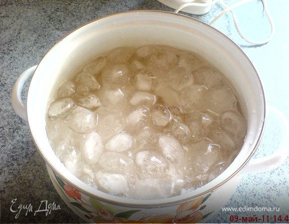 Помещаем ёмкость с шоколадом в ёмкость со льдом (необходимо,чтобы лёд полностью окружал "шоколадную ёмкость")