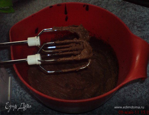 Взбиваем на средних оборотах до тех пор,пока не увидим,что шоколадная эмульсия начинает густеть..