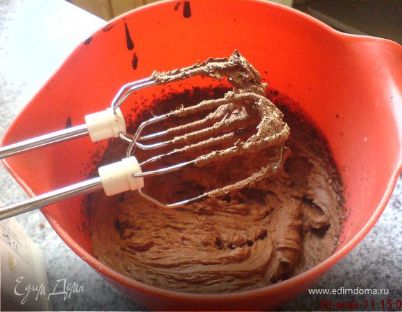 Когда увидете, что масса начала густеть - остановитесь, если вам нужен именно МУСС-ШАНТИЛЬИ - лёгкий ивоздушный, если продолжить взбивание получается масса, наподобие ганаша