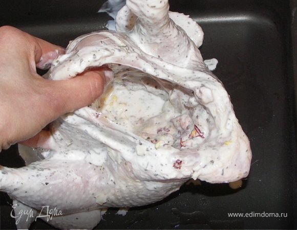 Чеснок и перец порезать мелко и натереть внутреннюю часть курочки.