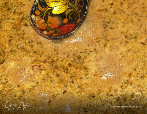 Выпекать примерно полтора часа,периодически(раза 3-4)поливая кефирным соусом.Если не поленитесь можно после 40 мин приготовления перевернуть курочку пузиком вверх,а через 20 назад,Для румяности со всех сторон:))Но не обязательно.В последние 10мин можно включить гриль с конвекцией.Выключить духовку и оставить курочку в приоткрытой духовке ещё на 15-20мин.Курочку вытащить из формы.К соусу скопившемуся на дне добавить вторую часть кефира.Довести до кипения,поварить 2-3 мин. и соус к курочке готов.