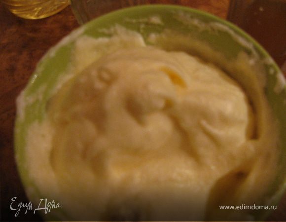 Белки взбить с неполной столовой ложкой сахара в крепкую пену, желток растереть с таким же количеством сахара до побеления, соединить обе смеси и размешать. 