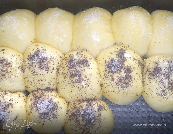 Затем смазать яйцом, посыпать сахаром и маком. Выпекать при 180 градусах 25-30 минут....  