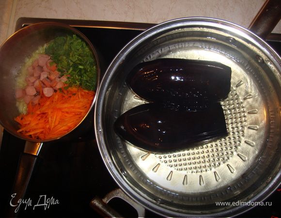 жарим баклажаны целом.отдельно:на терке морковь,режем лук cосйскй,петрушку и всио эта жарим в каструле, добавляем рыс 1стакан вода и сварим хорошо,соль перец по вкусу