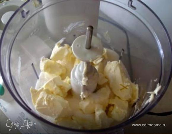Масло взбивать около 1 минуты. Добавить сахар, взбивать еще около 3 минут. Добавить ваниль.
