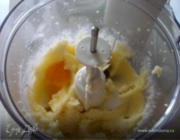 По одному добавить яйца. Продолжать взбивать. Добавить молоко. 