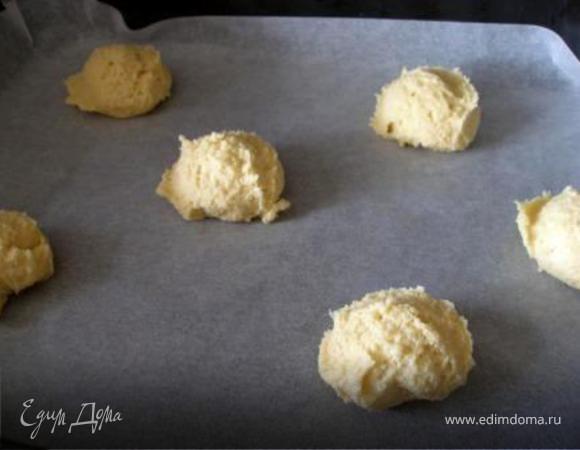 Постепенно ввести муку, предварительно смешанную с разрыхлителем и солью. Хорошо перемешать. Выкладывать ложкой для мороженого на противень с пергаментом на расстоянии 10 см. друг от друга. 