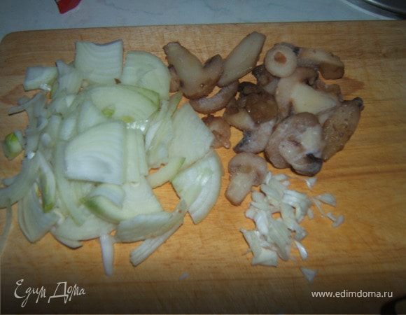 Грибы вымыть, нарезать ломтиками, лук очистить нарезать полукольцами, чеснок мелко порубить,