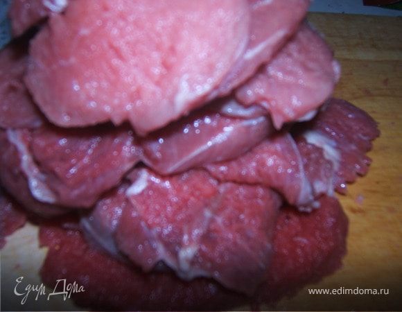 Мясо разделить на куски,каждый кусок накрыть пленкой и хорошо отбить, натереть солью и перцем